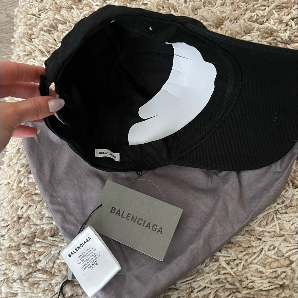 Women’s black balenciaga cap - Picture 2 of 3